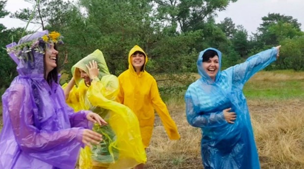 Дівчата з Tucha танцюють під дощем під час корпоративного святкування